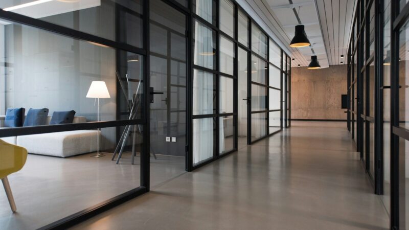 Bureau lumineux, photographie d’illustration